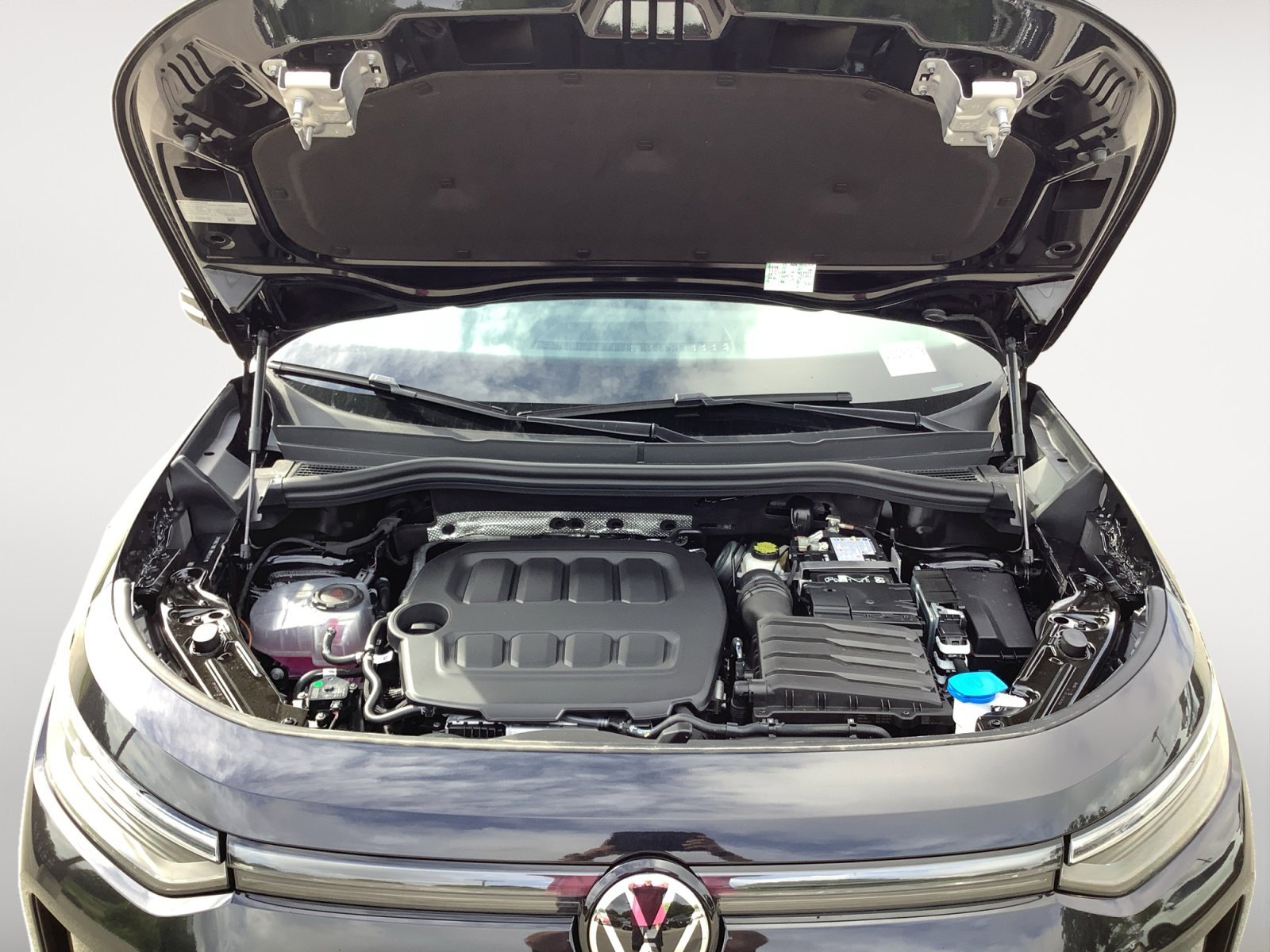 New 2026 DEEP BLACK Volkswagen SE image 11