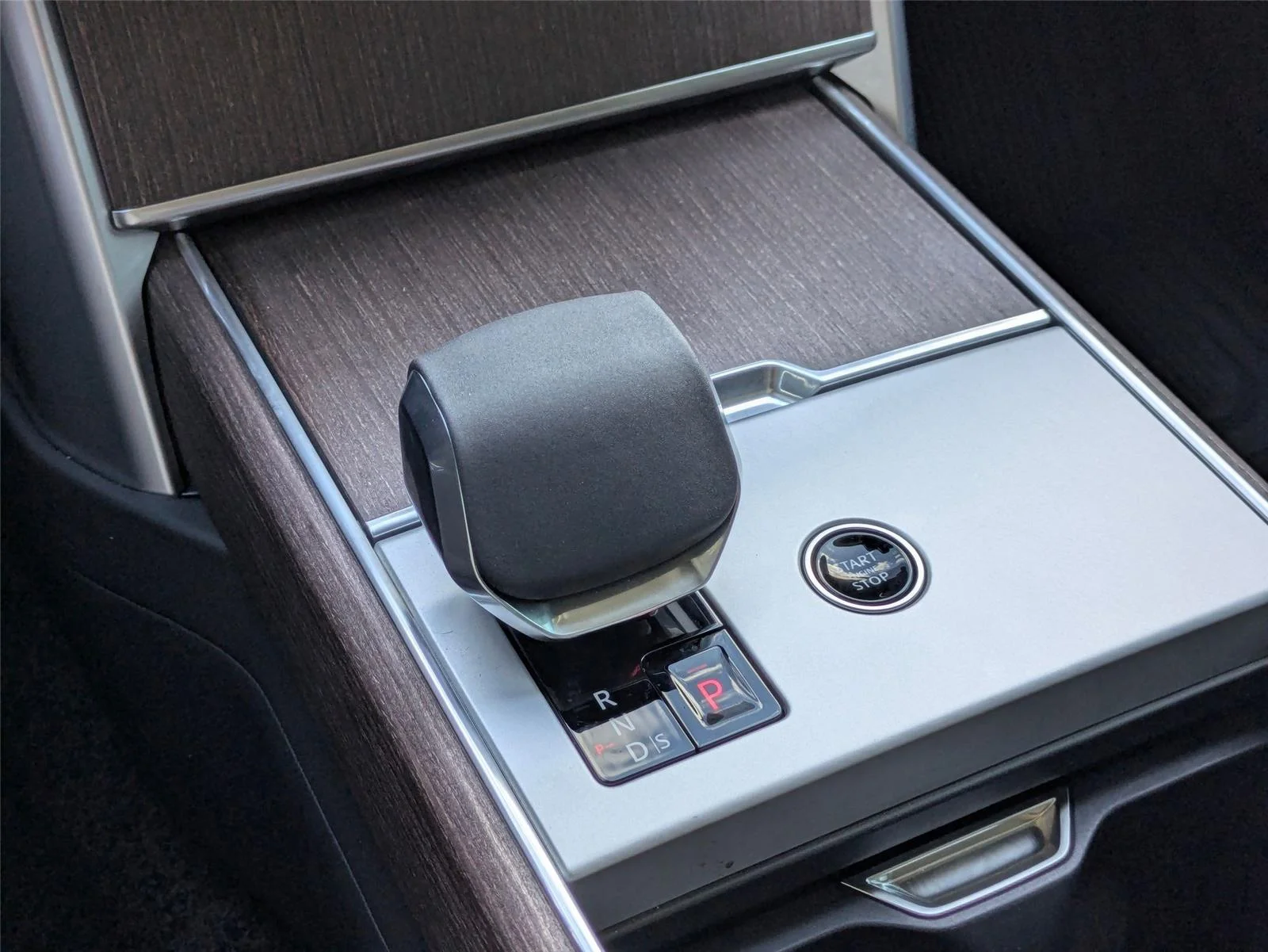 Used 2025  Land Rover SE image 22