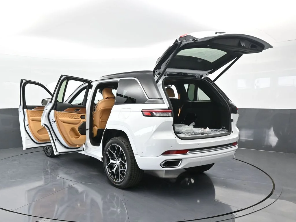 New 2025 Bright White Clear-Coat Exterior Paint Jeep Summit Reserve image 80