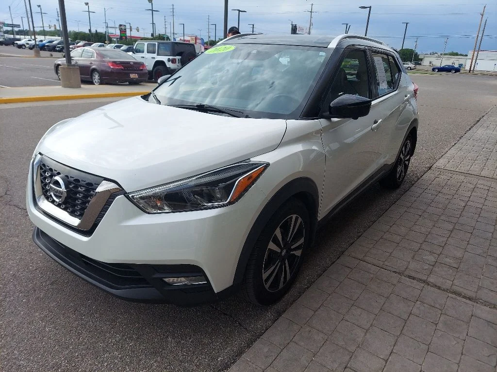 Certified Used 2020 White Nissan SR image 3