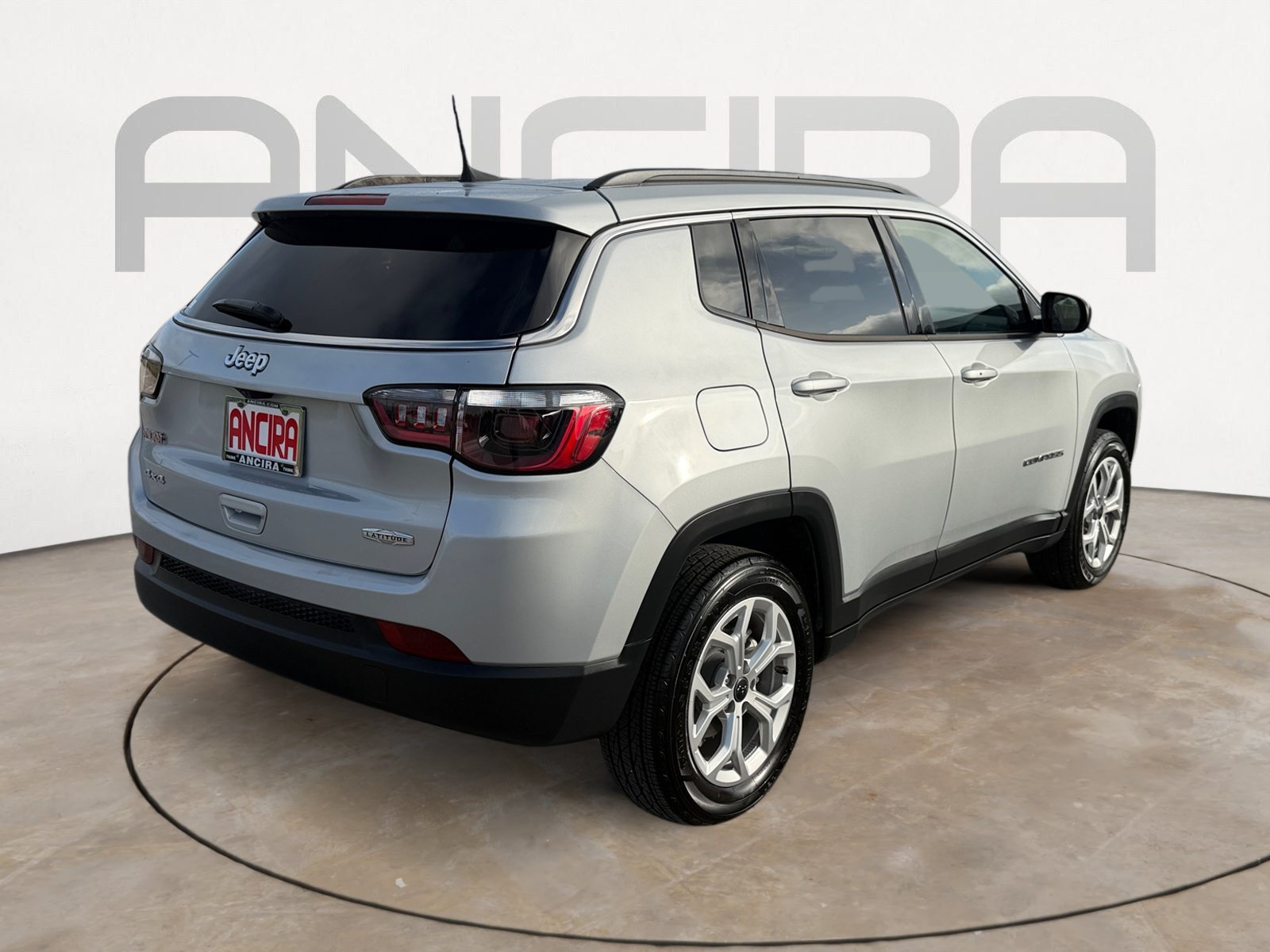 Used 2025 Silver Zynith Metallic Clearcoat Jeep Latitude image 11