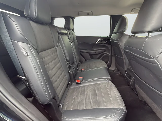 Used 2022 Black Mitsubishi SE image 11