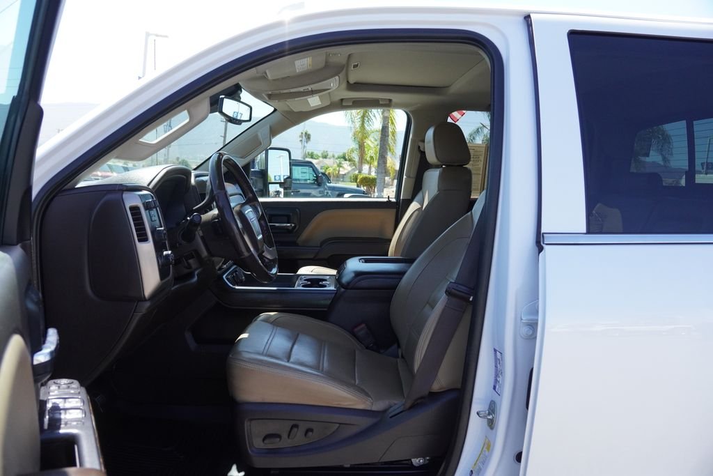 Used 2018 White GMC Denali image 28