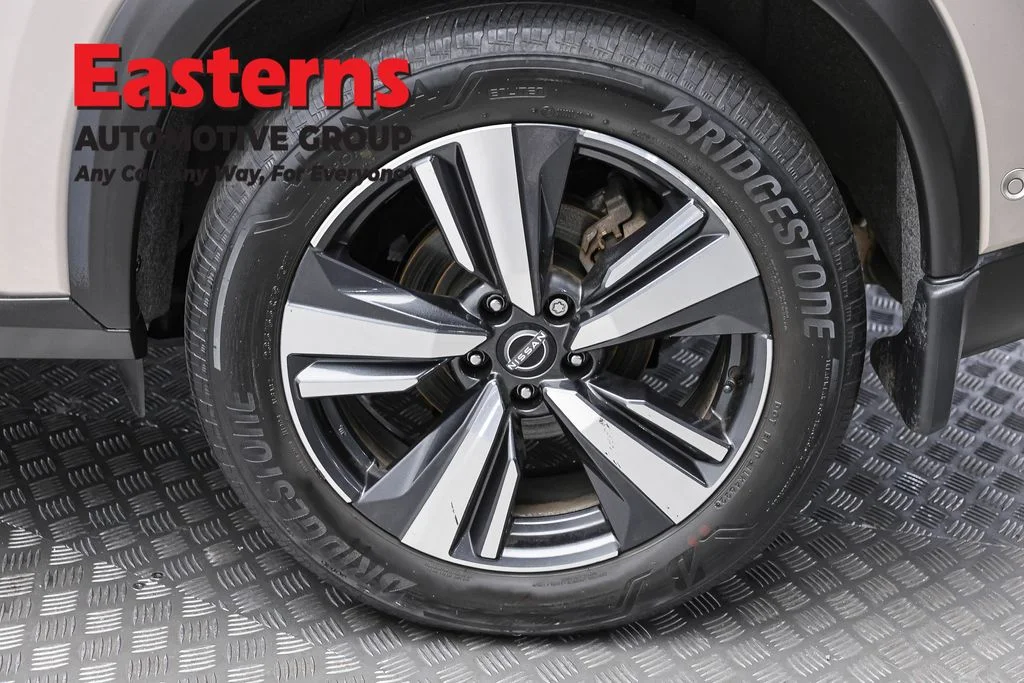 Used 2023 Gold Nissan SL image 8