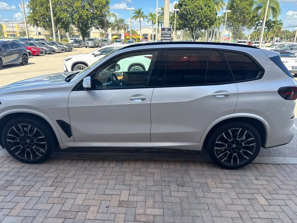 Used 2024 White BMW sDrive40i image 9
