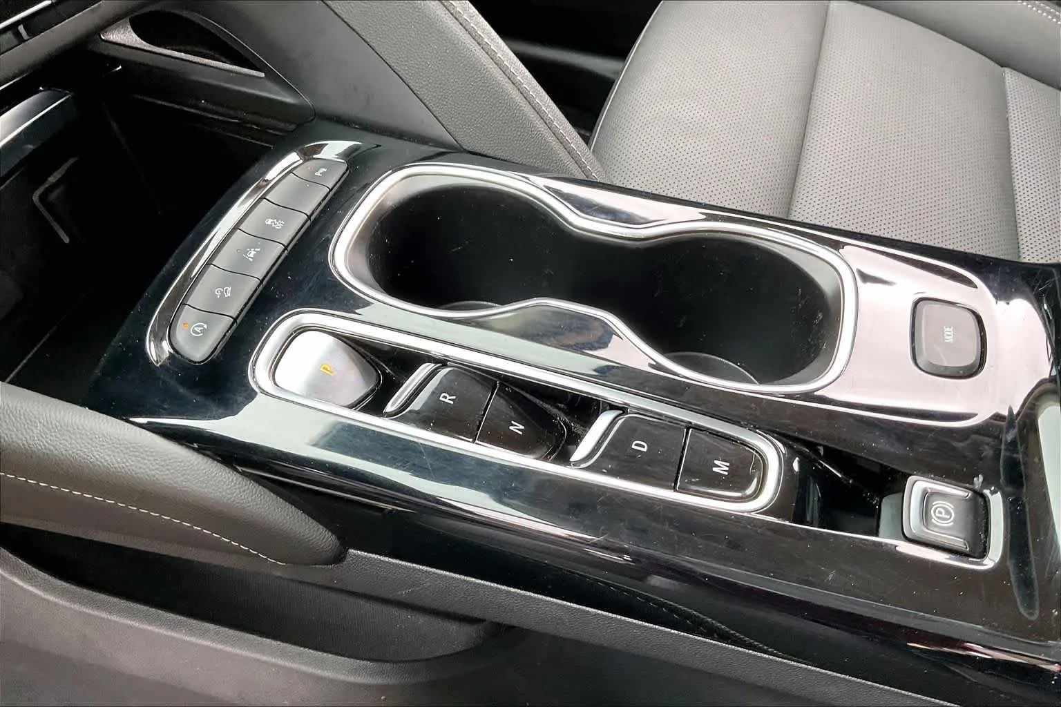 Used 2023 Summit White Buick Essence image 14