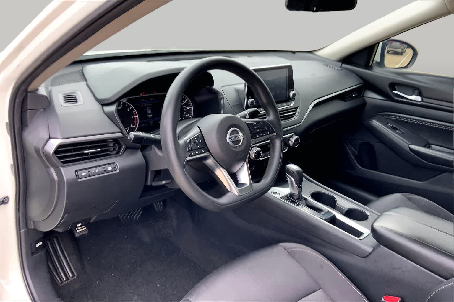 Used 2020 Glacier White Nissan 2.5 S image 17