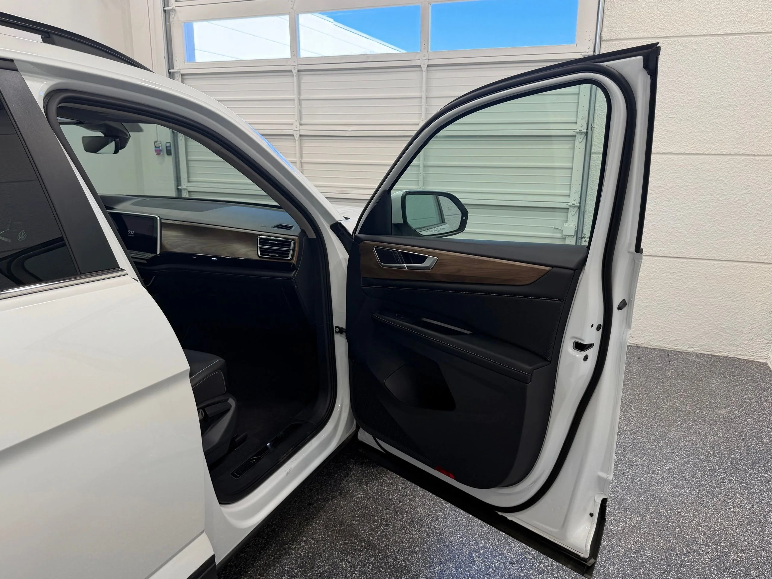 New 2026 White Volkswagen 2.0T SE w/Technology image 31