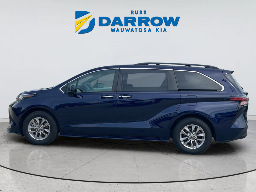Used 2022  Toyota XLE image 2