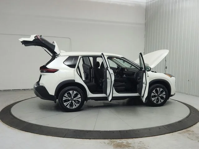 Used 2022 White Nissan SV image 17