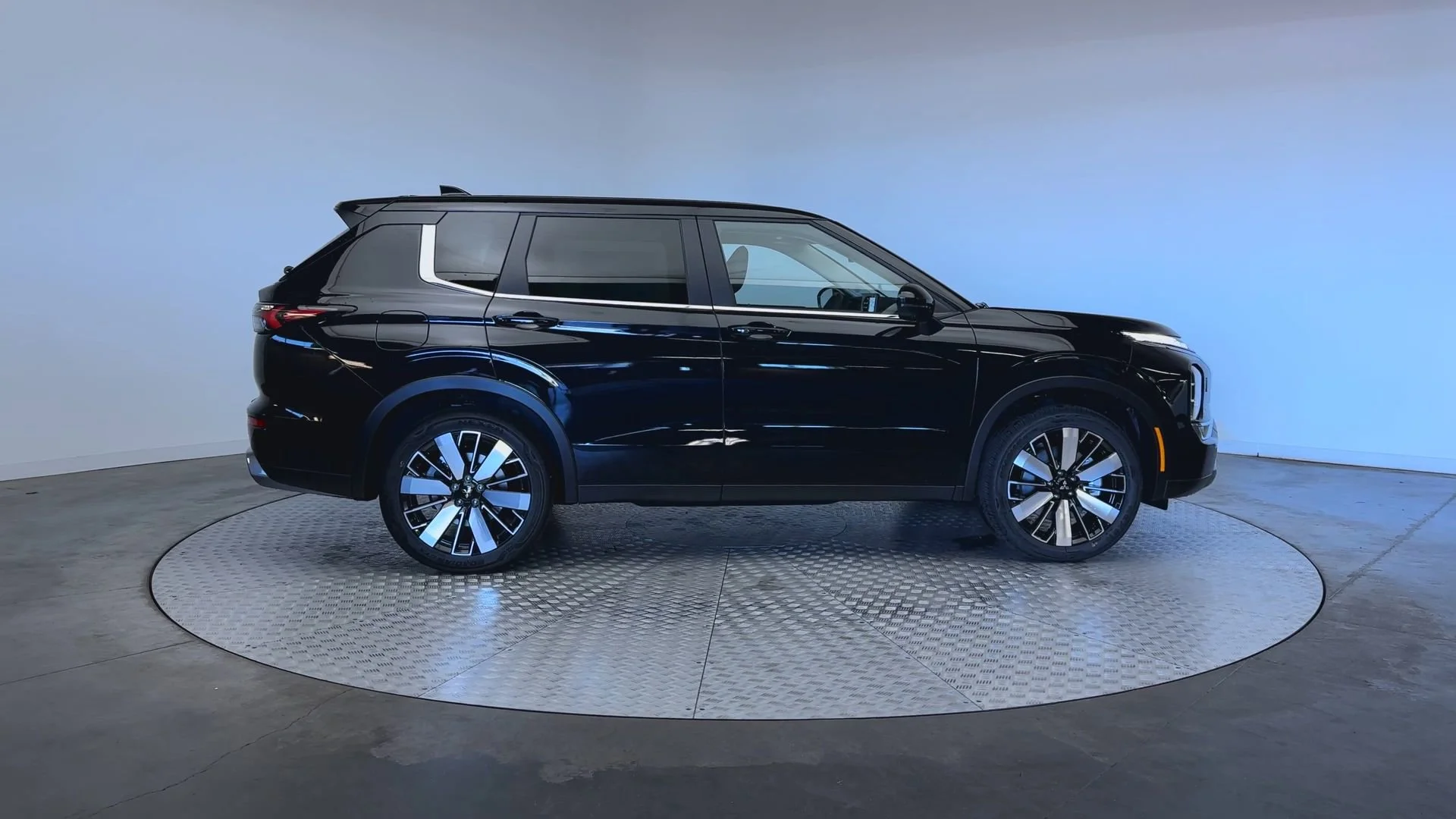 New 2026 Labrador Black Pearl Mitsubishi SE image 9