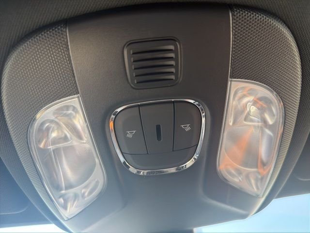 Used 2024 White/off-white Jeep Limited image 21