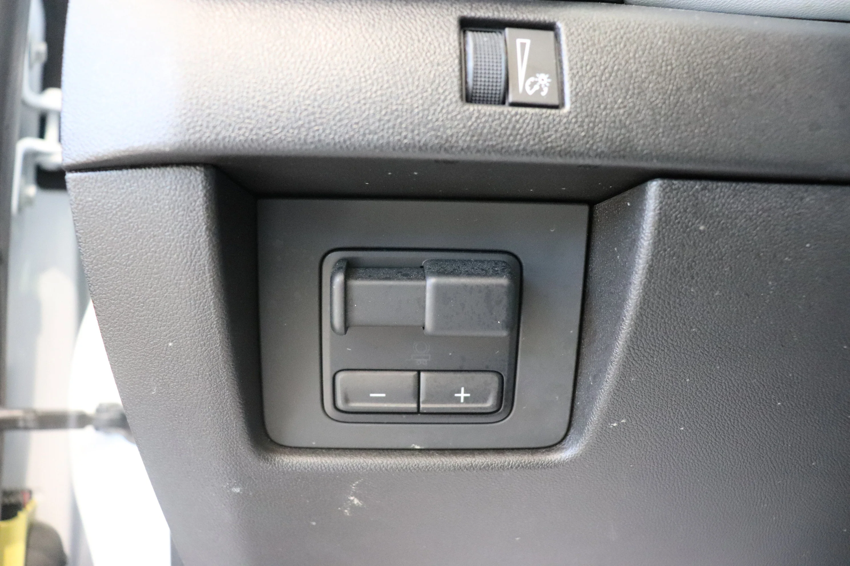 Used 2024 White GMC AT4X image 10