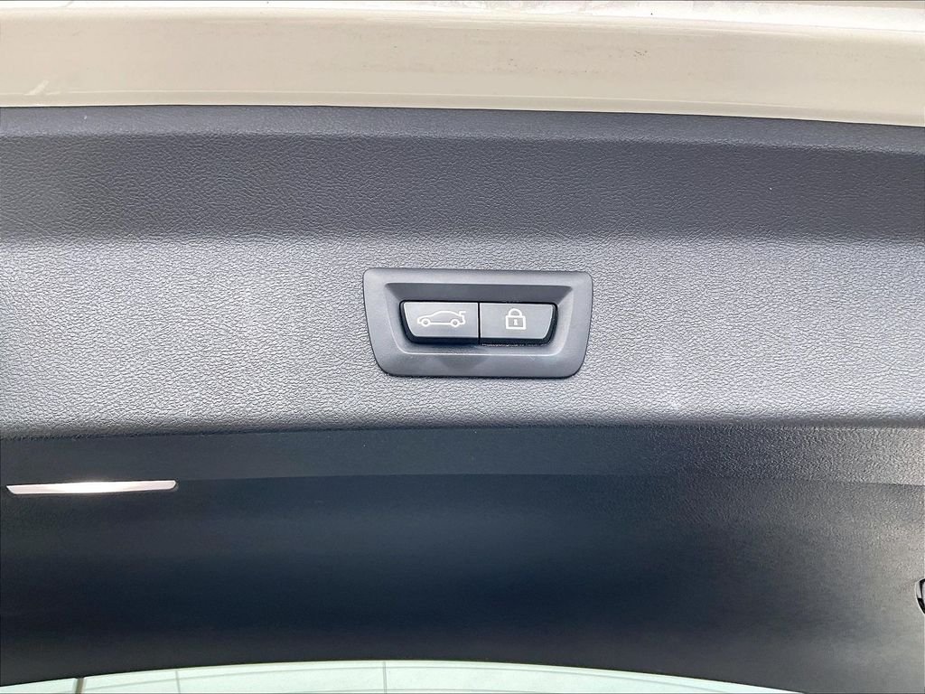 Used 2022 White BMW xDrive30i image 36