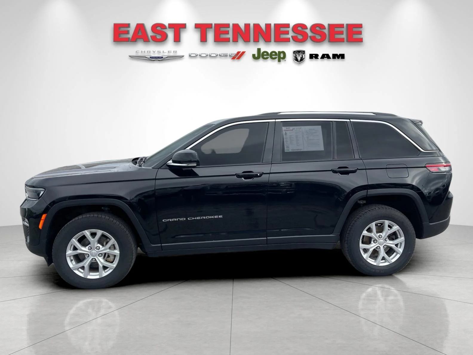 Used 2023  Jeep Limited image 6