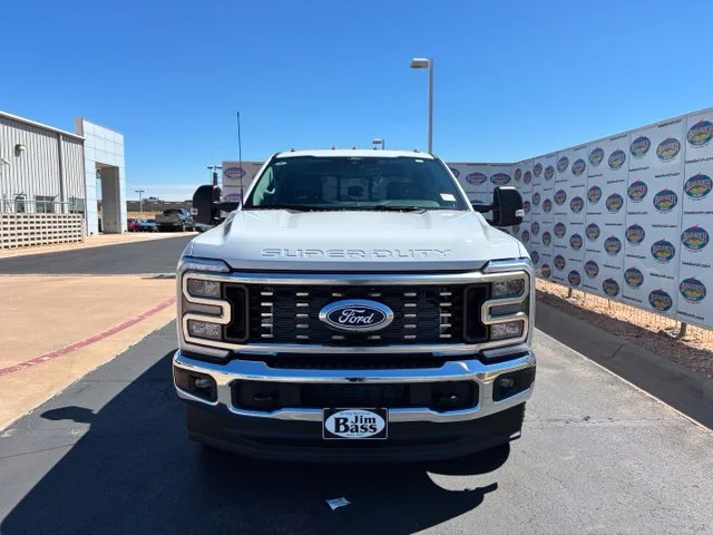 New 2027 Oxford White Ford XLT image 3