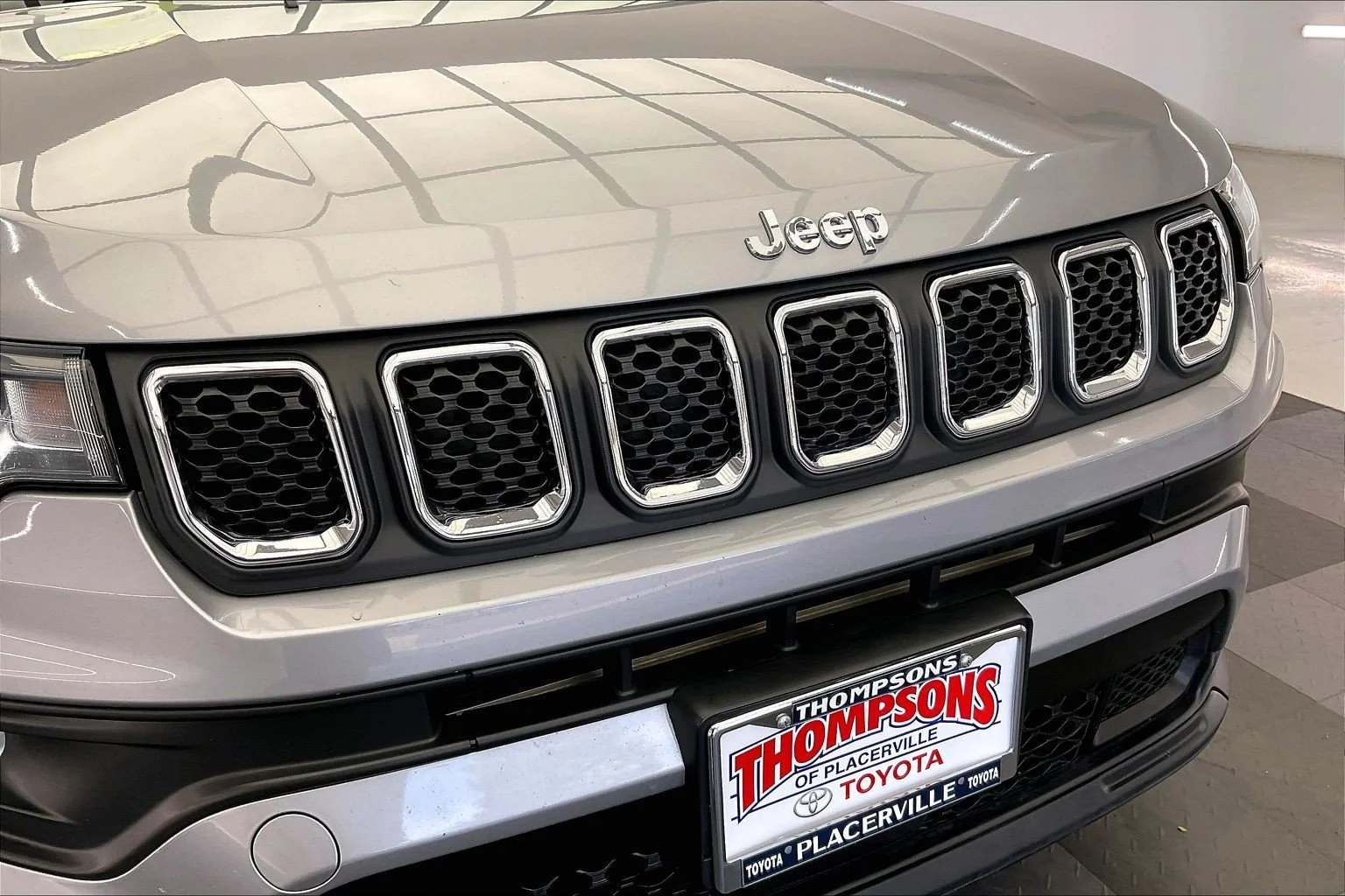 Used 2024 Silver Zynith Metallic Clearcoat Jeep Latitude image 31