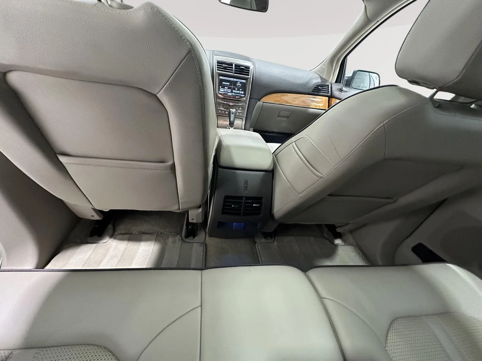 Used 2015 White Lincoln AWD image 18