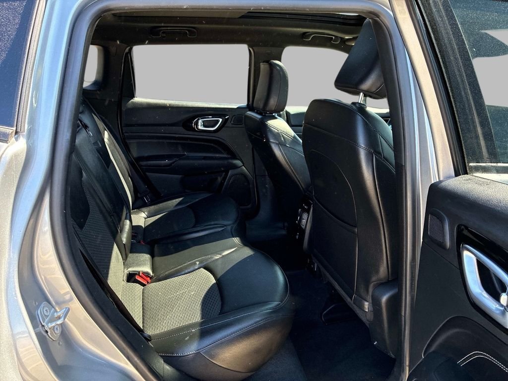 Used 2022 Silver Jeep Latitude image 10