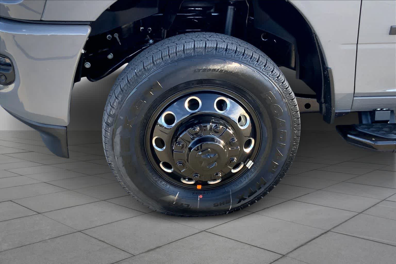 New 2026 Ceramic Gray Clear-Coat Exterior Paint RAM Laramie image 11