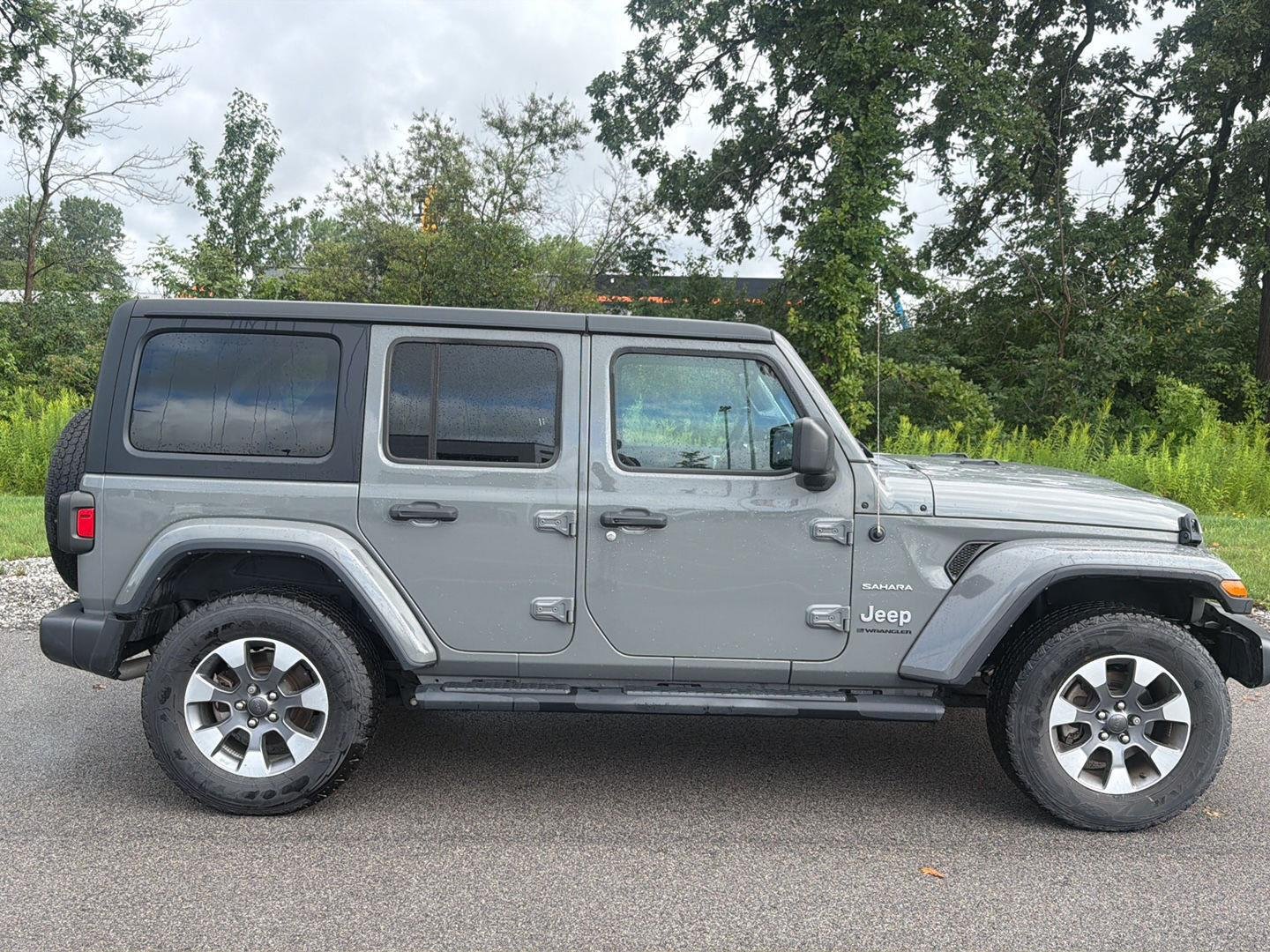 Used 2023 Sting-Gray Clearcoat Jeep Sahara image 3