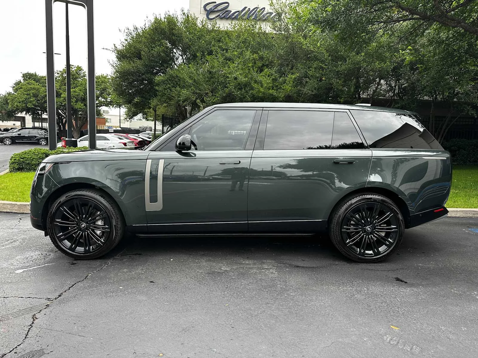 Used 2024  Land Rover SE image 5