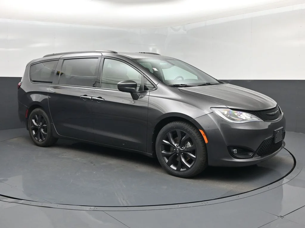 2019 Chrysler Pacifica Touring Plus's photo