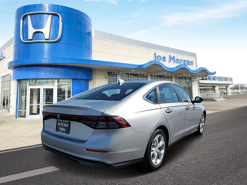 Certified Used 2024 Solar Silver Metallic Honda LX image 4