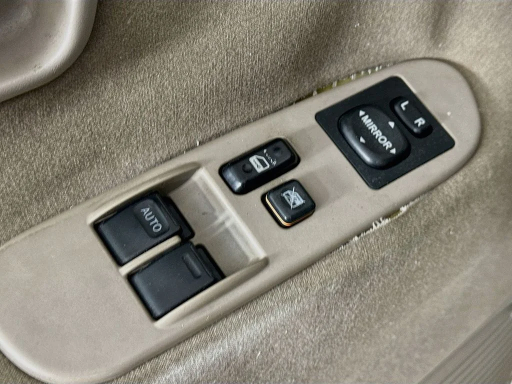Used 2006 Beige Toyota SR5 image 16