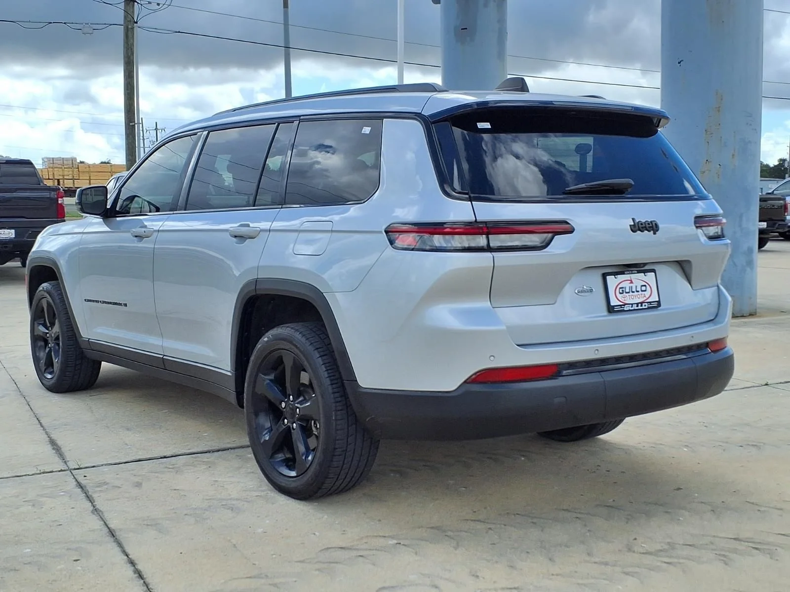 Used 2023 Silver Jeep Altitude image 2