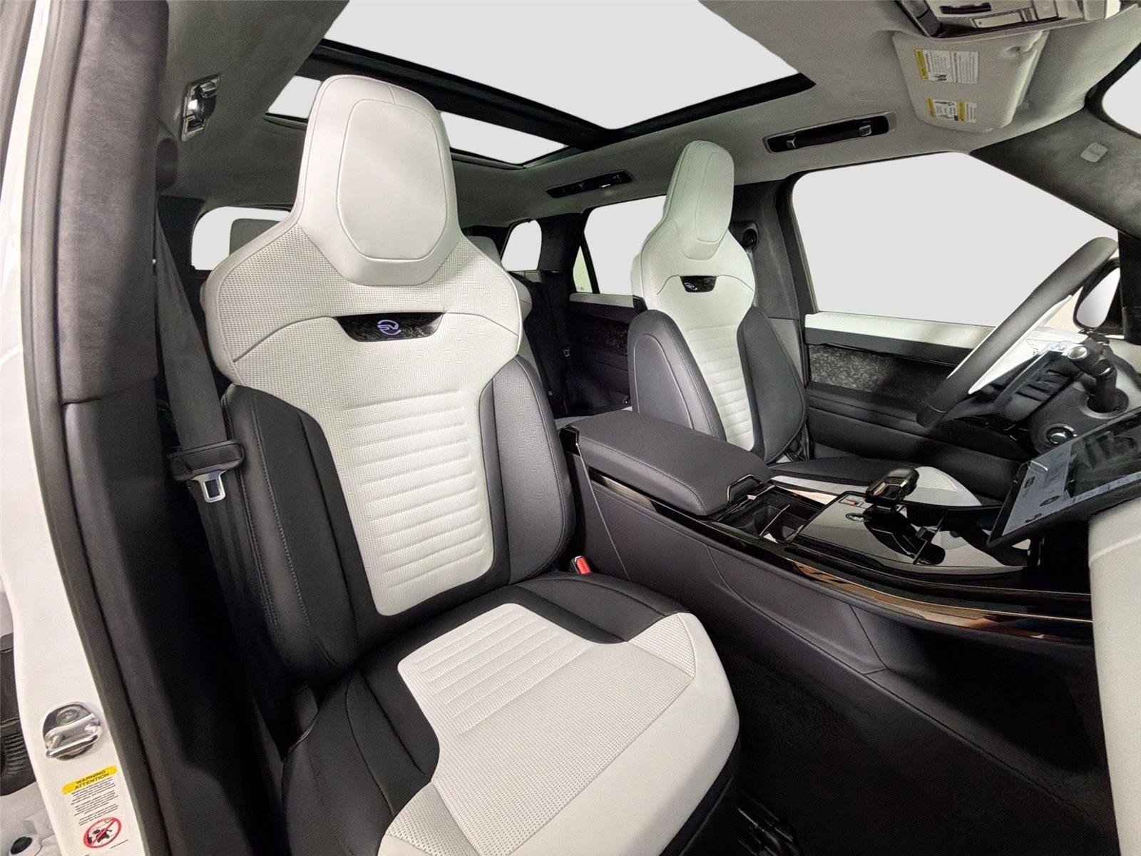 New 2026 OSTUNI PEARL WHITE Land Rover SV image 26