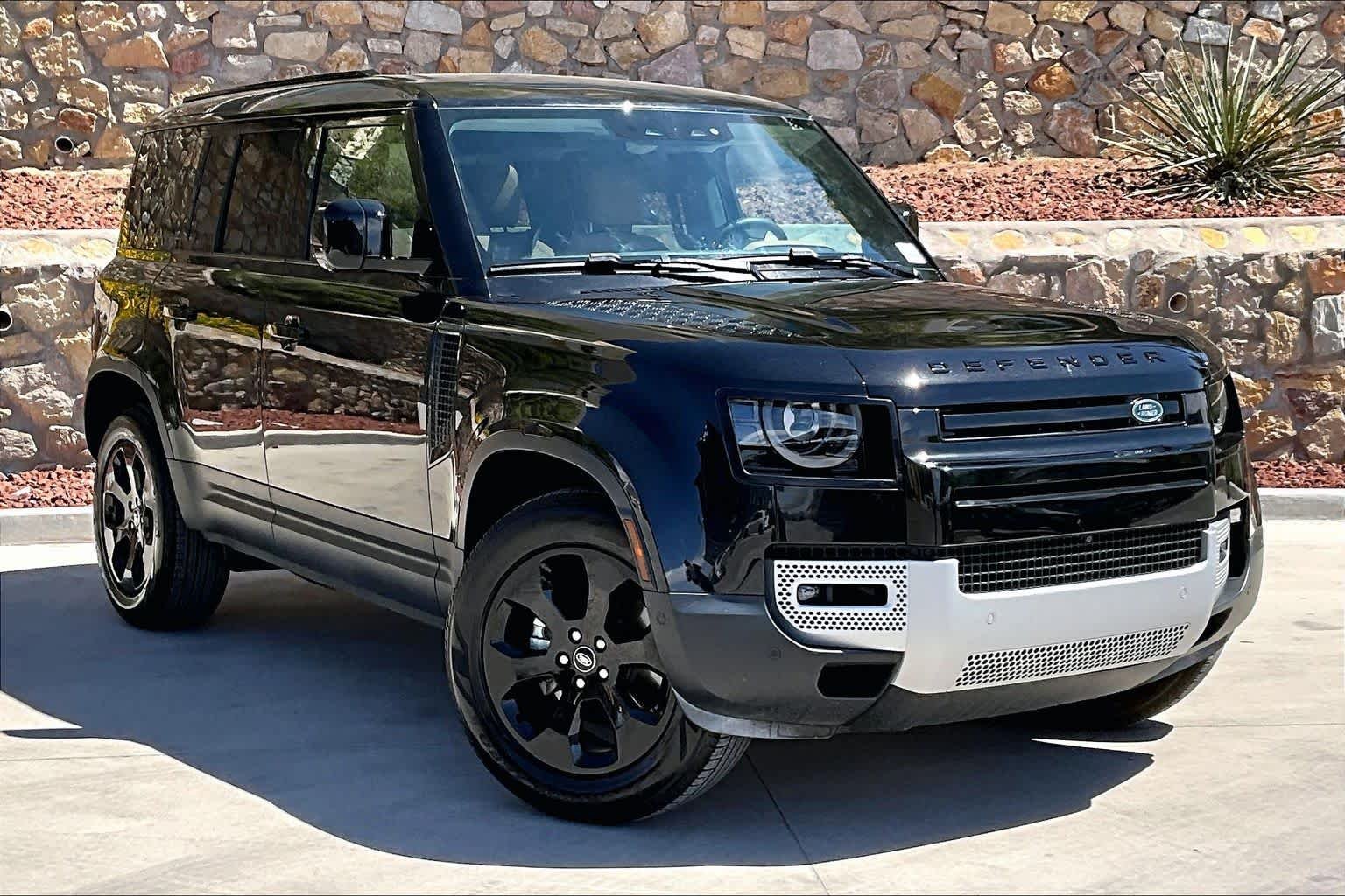 Used 2025 Santorini Black Metallic Land Rover S image 9