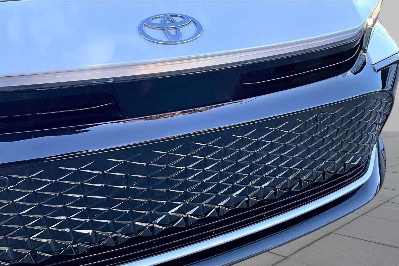 Used 2023 Oxygen White Toyota Limited image 30