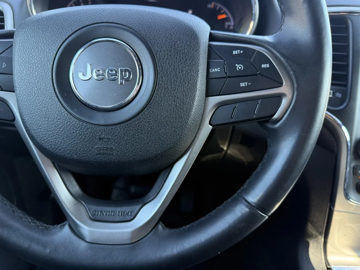 Used 2018 Red Jeep Laredo 4wd image 25
