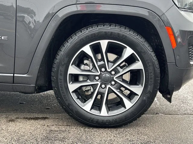 Used 2022 Gray Metallic Jeep Overland image 16