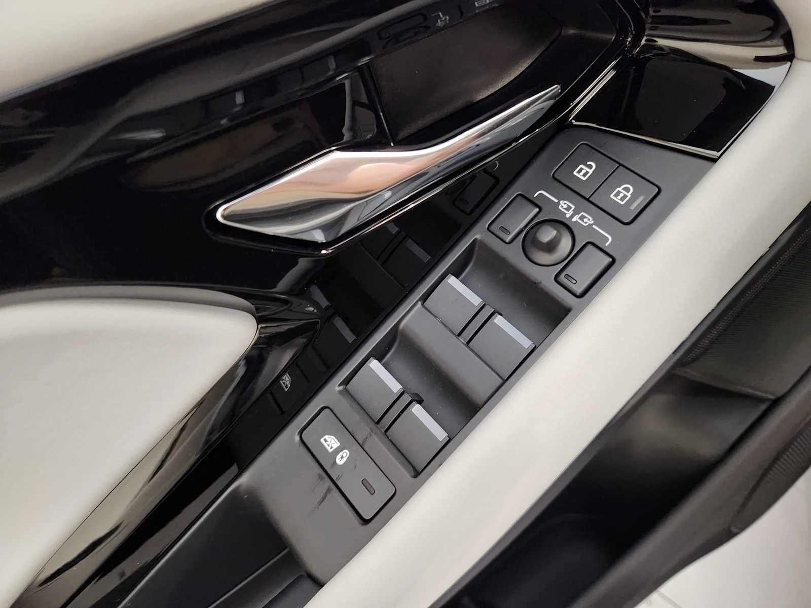 New 2026 Eiger Grey Metallic Land Rover Core S - AWD image 36