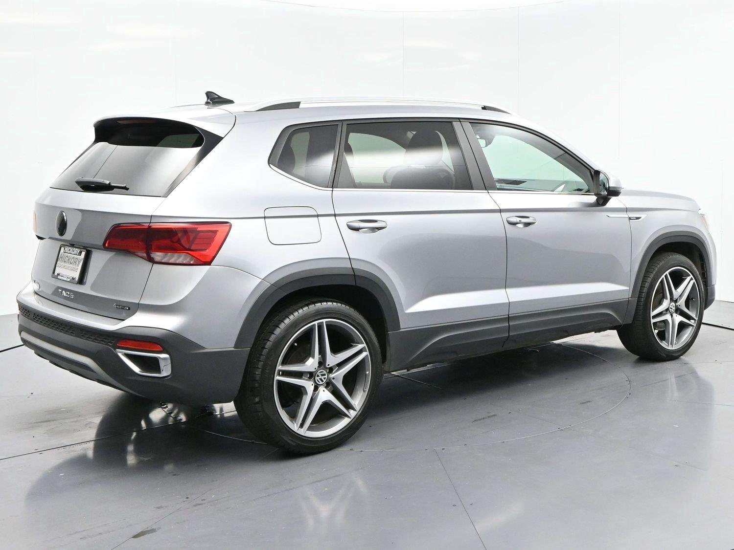 Used 2023 Pyrite Silver Metallic Volkswagen SE image 7