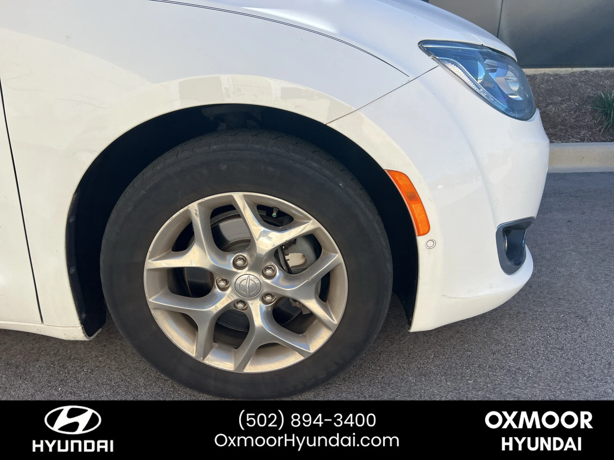 Used 2017 Bright White Clearcoat Chrysler Limited image 3