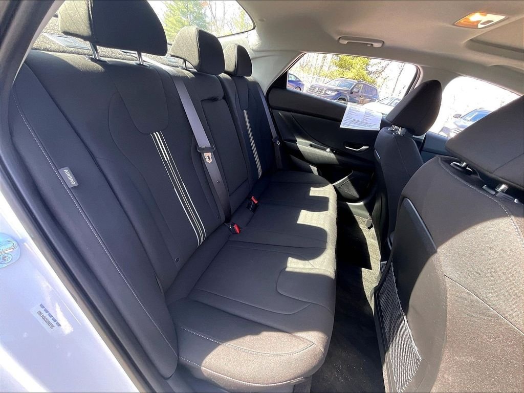 Used 2025 White Hyundai SEL Convenience image 16