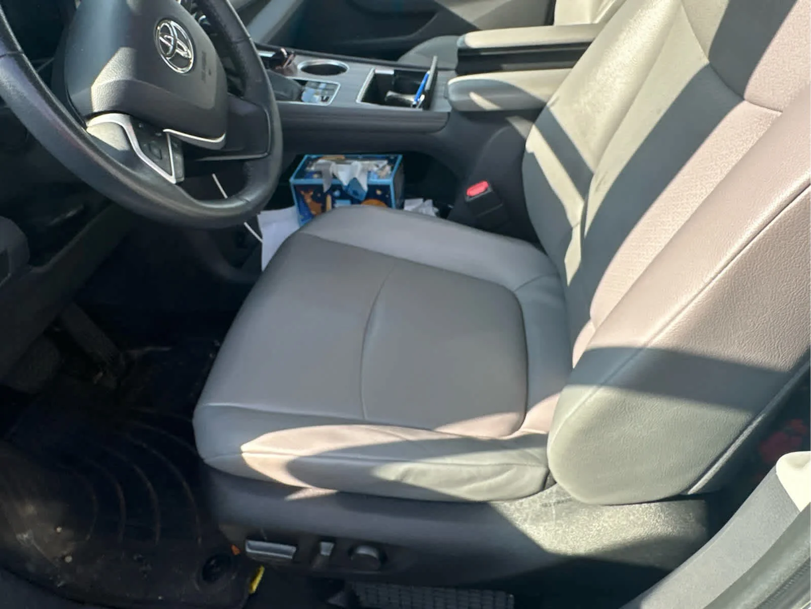 Used 2022 Wind Chill Pearl Toyota XLE image 3