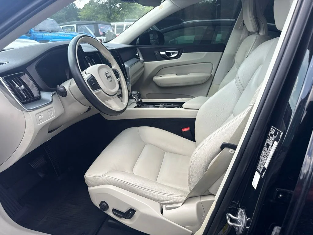 Used 2018 Black Volvo T6 Momentum image 3