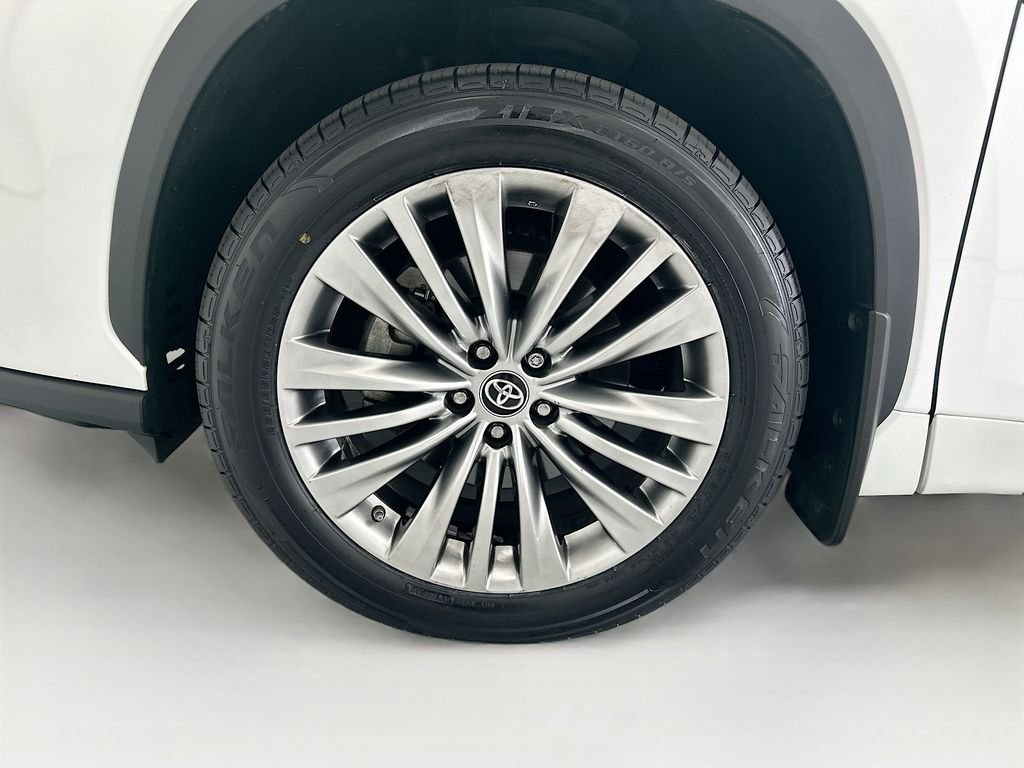 Used 2023 Pearl Toyota Platinum image 28