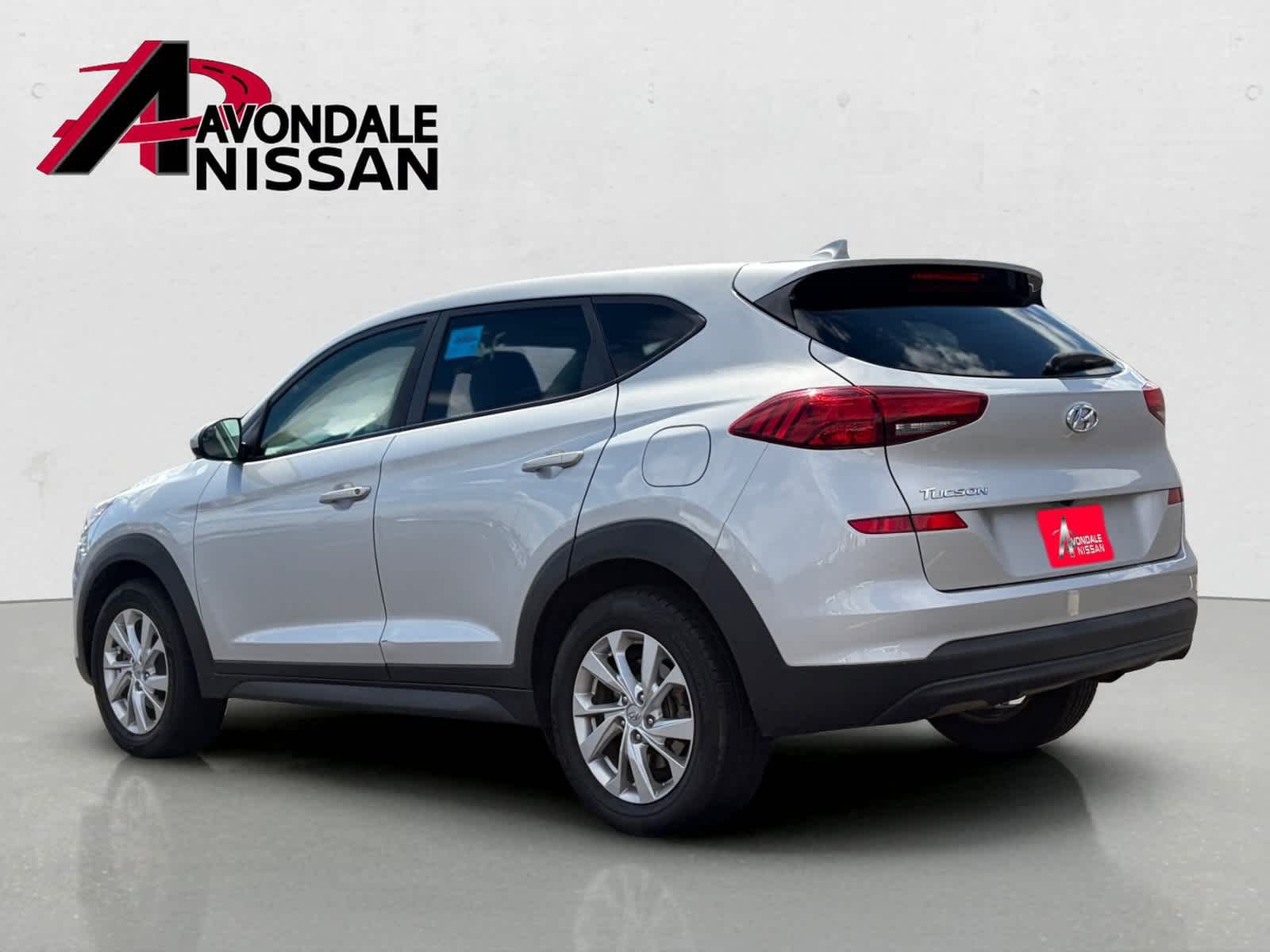 Used 2019 Molten Silver Hyundai SE image 2