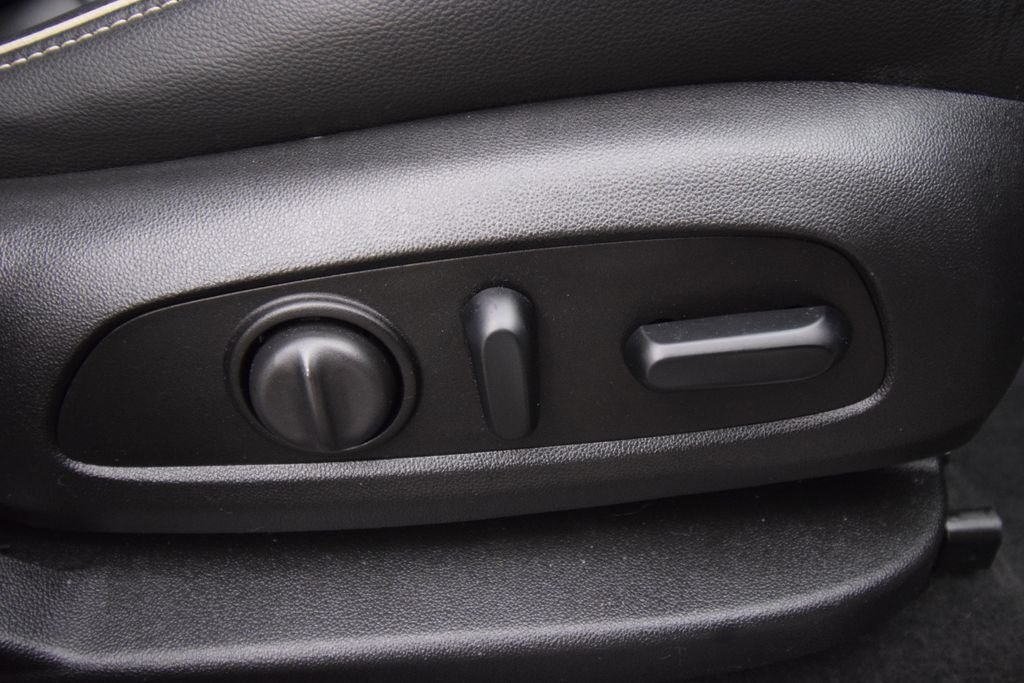 Used 2019 White Frost Tricoat GMC Denali image 31