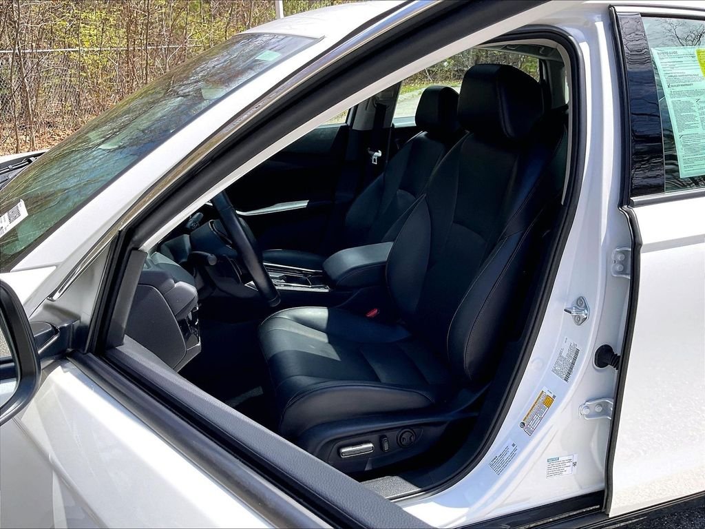 Used 2025 White Honda Touring image 10