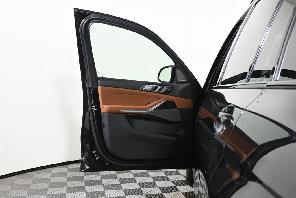 Used 2027 Black BMW M60i image 28