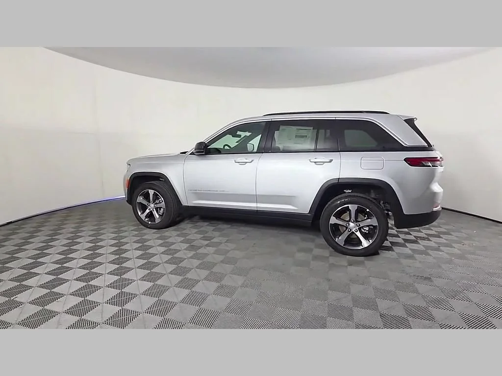 New 2026 Silver Zynith Exterior Paint Jeep Limited image 33