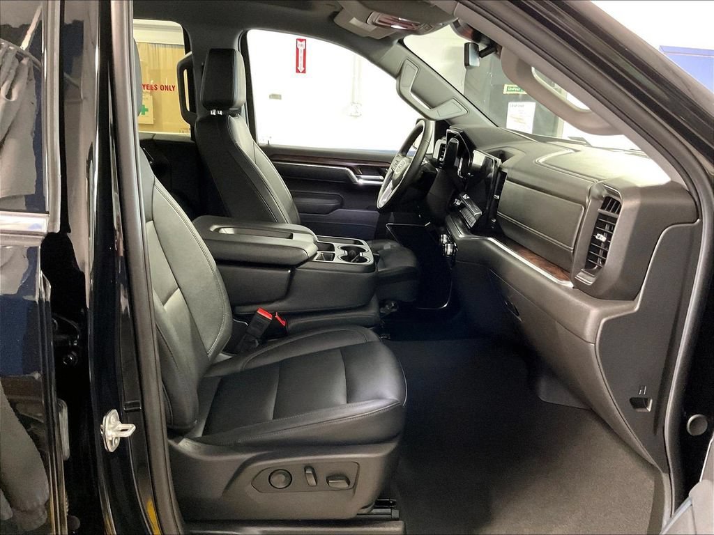 Used 2025 Onyx Black GMC SLT image 11