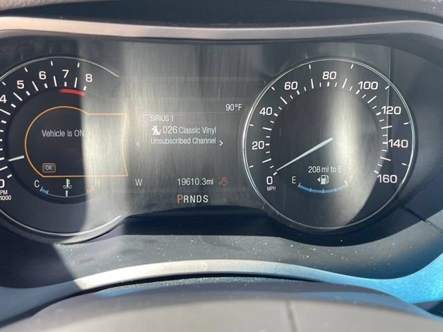Used 2017 Red Lincoln Select image 4
