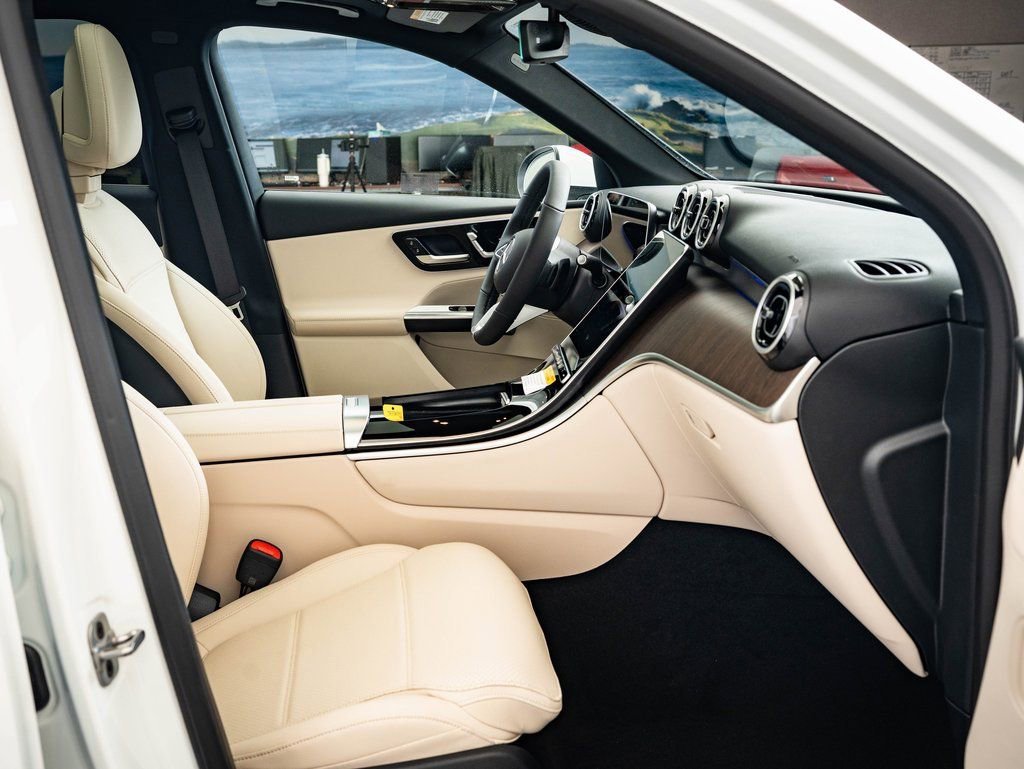 Used 2025 Polar White Mercedes-Benz GLC 300 image 23